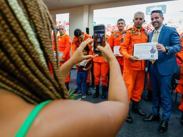 Paulo Dantas condecora missão humanitária de Alagoas no RS e reforça frota do Samu e Batalhão Ambiental