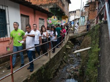 Rafael Brito percorre a Grota das Piabas e propõe melhorias na limpeza da cidade