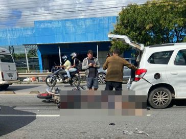 Colisão entre carro e moto deixa jovem ferido na Avenida Menino Marcelo