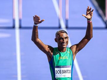 Alison dos Santos e Matheus Lima vão à semi dos 400m com barreiras