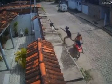 Dupla em moto assalta mulher utilizando arma caseira em Maceió; Veja o vídeo