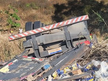 Após 7h, corpo de motorista que tombou caminhão no interior de AL é retirado das ferragens