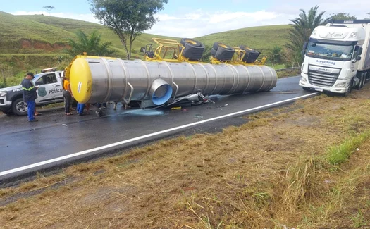 Carreta tomba em carro de passeio e deixa uma pessoa morta e três feridas em Fleixeiras