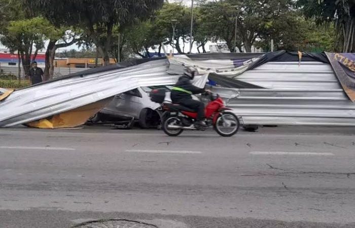 Carro de prefeitura perde controle e bate em obra de Maceió