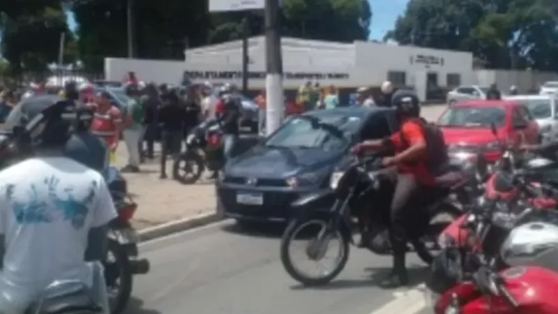 Protesto de motociclistas contra agentes do DMTT em Maceió termina em confusão e spray de pimenta