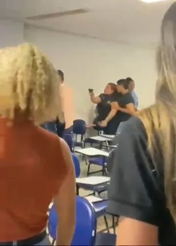 Estudante aponta arma para colega durante briga em faculdade em Maceió