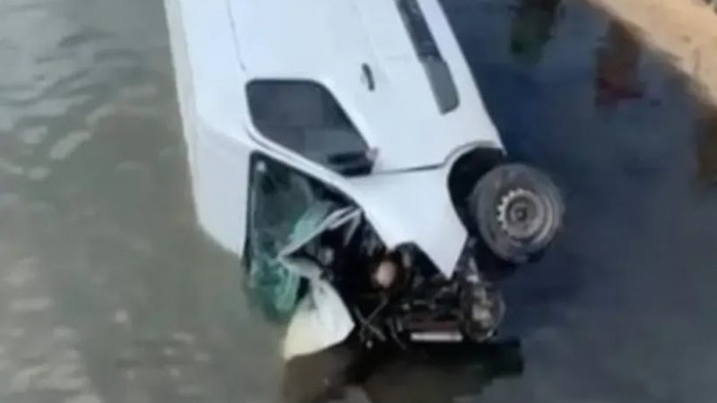 Vídeo: motorista perde controle da direção e van cai da Ponte do Mirante da Sereia