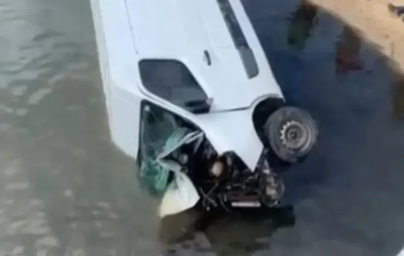 Vídeo: motorista perde controle da direção e van cai da Ponte do Mirante da Sereia