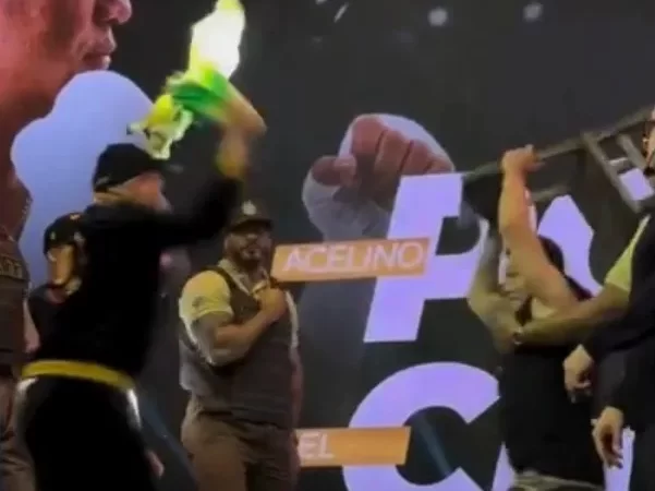 Popó dá cadeirada em lutador argentino que rasgou camisa do Brasil; vídeo