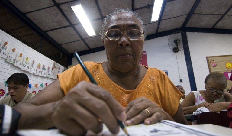 Programa Brasil Alfabetizado é retomado com bolsas para educadores