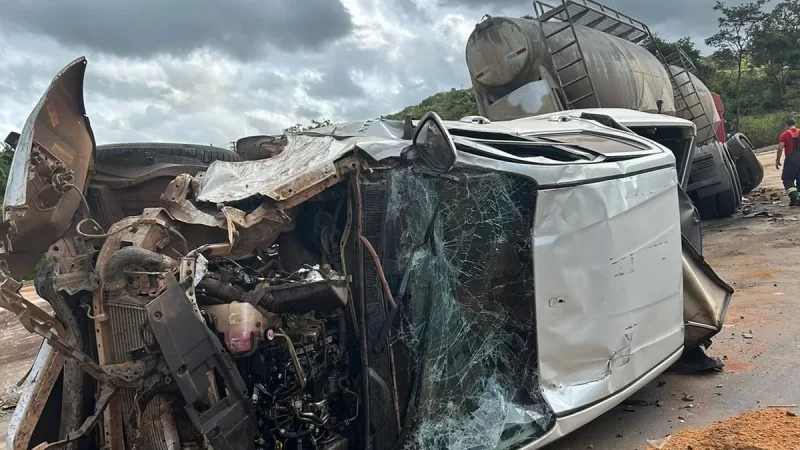 Motorista fica ferido após colisão entre carreta e caminhonete na BR-101