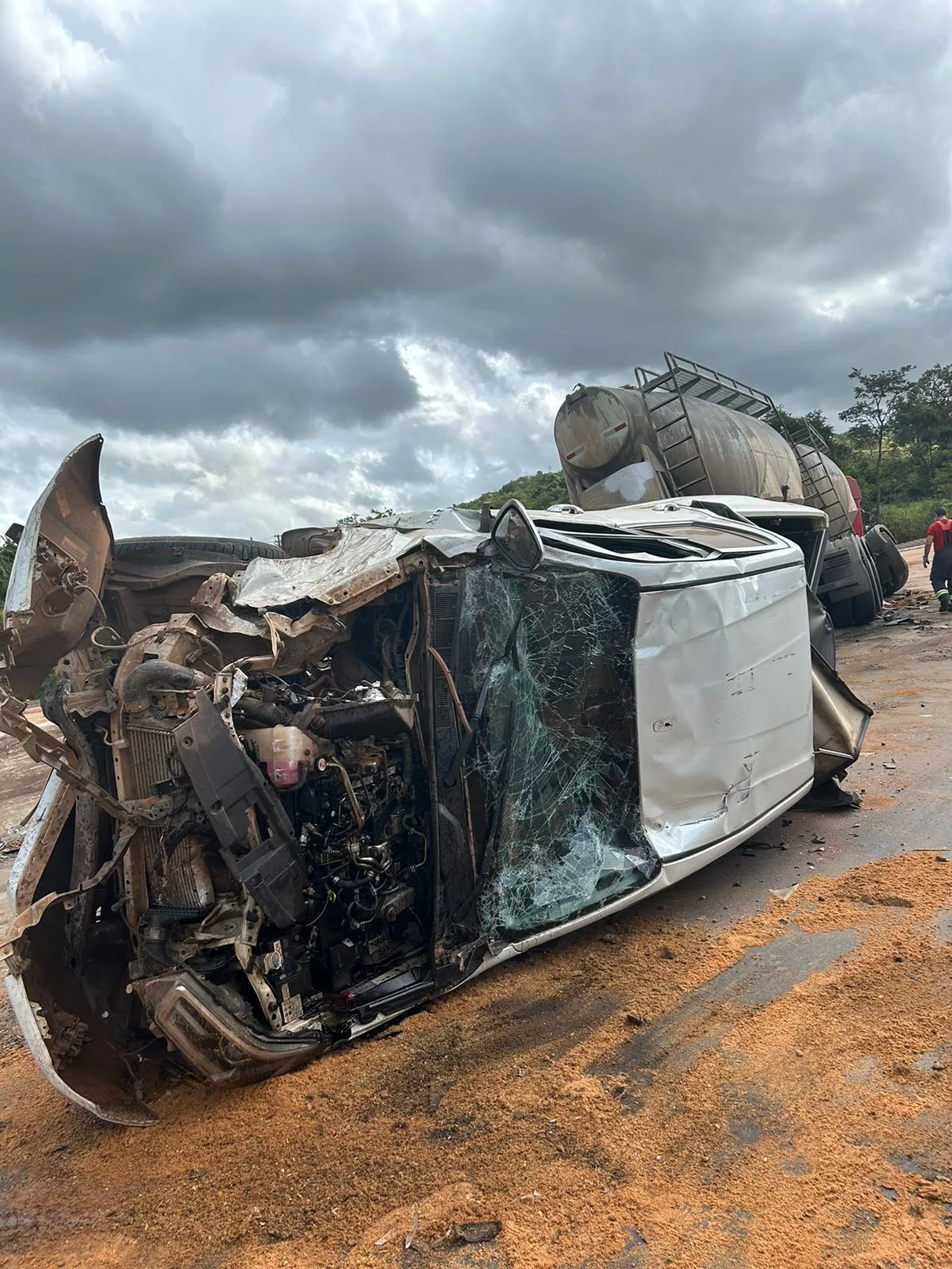 Motorista fica ferido após colisão entre carreta e caminhonete na BR-101