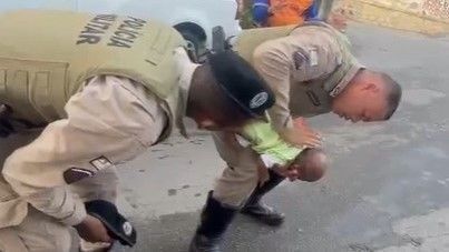 Bebê é salvo por policiais após engasgar na Bahia; veja vídeo