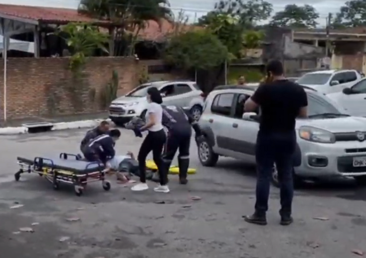 Motociclista fica ferido e é socorrido após ser atingido por carro no Pinheiro