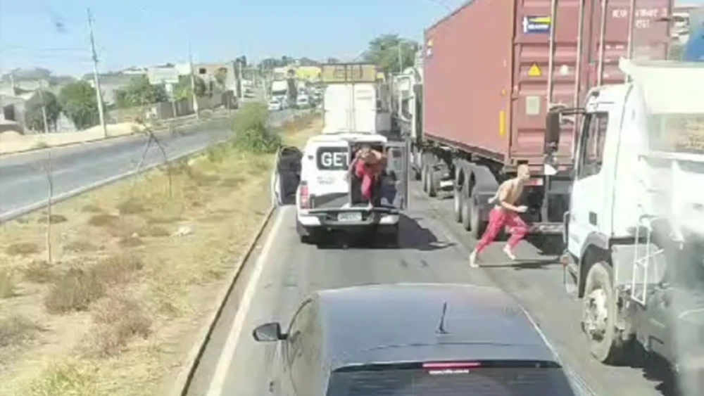 Vídeo: detentos serram grade e fogem de viatura policial em rodovia na Grande BH