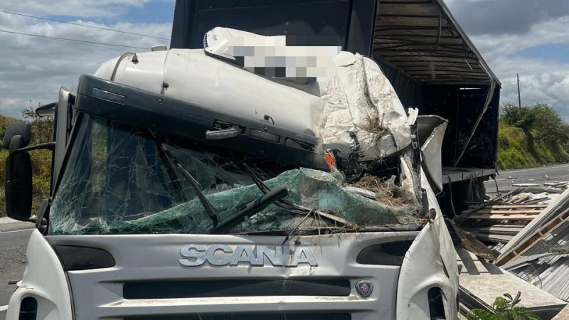 Vídeo: Motorista de caminhão é socorrido pelo Samu após acidente na BR-101