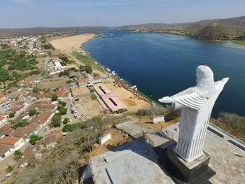 Mulher procura a polícia após acordar com homem em sua cama tentando estuprá-la em Pão de Açúcar