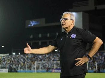 CRB age rápido e anuncia contratação do experiente técnico Hélio dos Anjos