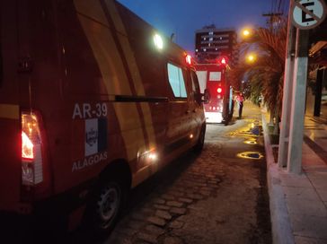 Homem fica gravemente ferido após cair de motocicleta no Centro, em Maceió