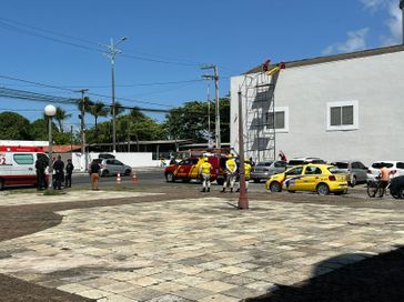 Vídeo: Trabalhador em andaime sofre choque elétrico na Av. Sá e Albuquerque, em Maceió