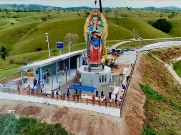 Estátua da padroeira Nossa Senhora do Socorro é posicionada no local onde será inaugurado o novo santuário da cidade de Maribondo