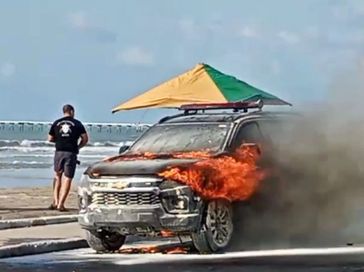 Viatura do Bope pega fogo na Avenida Assis Chateaubriand; trânsito interditado