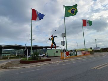 Carro pega fogo, assusta moradores e atinge rede elétrica em União dos Palmares