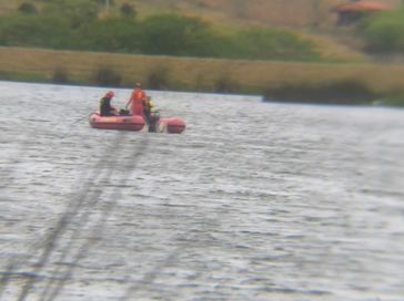 Bombeiros realizam buscas em barragem após embarcação afundar com homem dentro