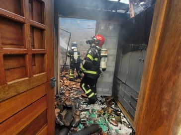 Incêndio destrói cômodo de residência em Arapiraca; veja imagens