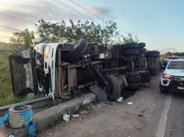 Motorista morre em tombamento de carreta na BR-101; vítima foi encontrada debaixo do veículo