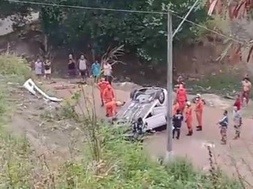 Mulher fica ferida após carro descer ribanceira e capotar no Jacintinho