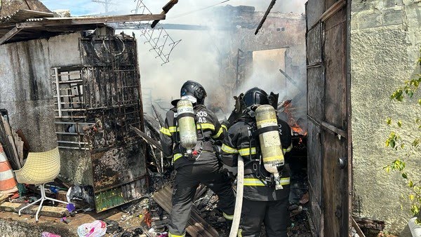 Incêndio destrói casa no bairro do Jacintinho, em Maceió