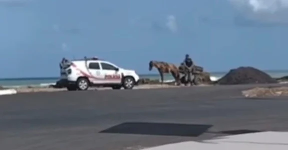 Após furtarem placas de grama, dois homens são presos no bairro Pontal da Barra