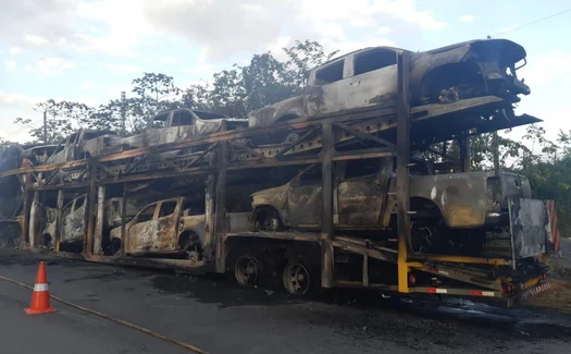 Incêndio em caminhão cegonha destrói veículos na BR 101 em Novo Lino