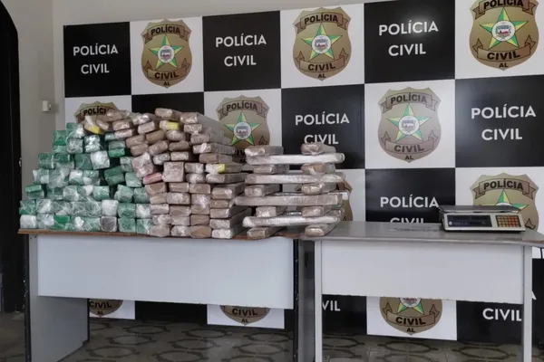 Polícia apreende em AL 160 kg de maconha que vinha do Paraná; casal foi preso