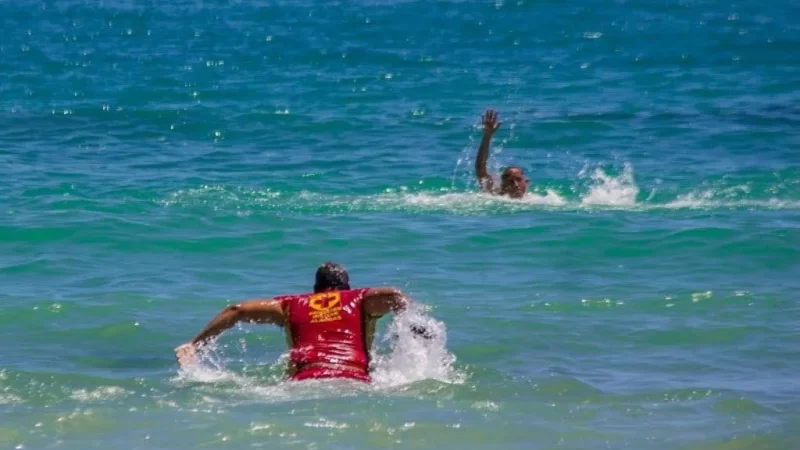 Guarda-vidas salvam pai e filho de afogamento na Praia do Francês, em Marechal Deodoro