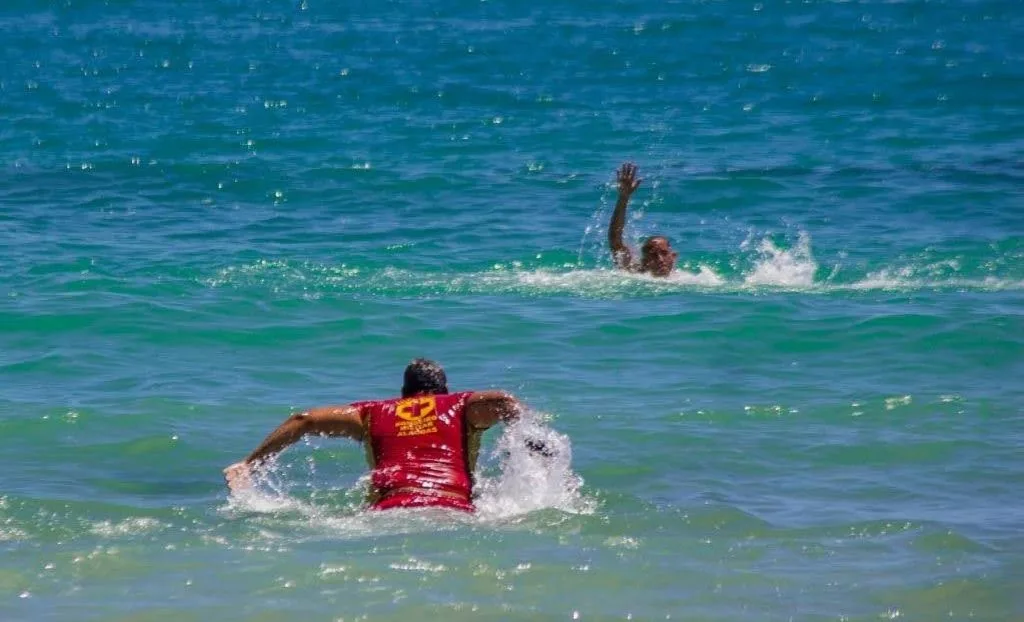 Guarda-vidas salvam pai e filho de afogamento na Praia do Francês, em Marechal Deodoro