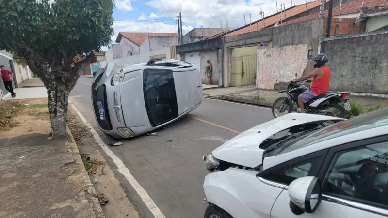 Veículo tomba após ser atingido por outro carro em cruzamento