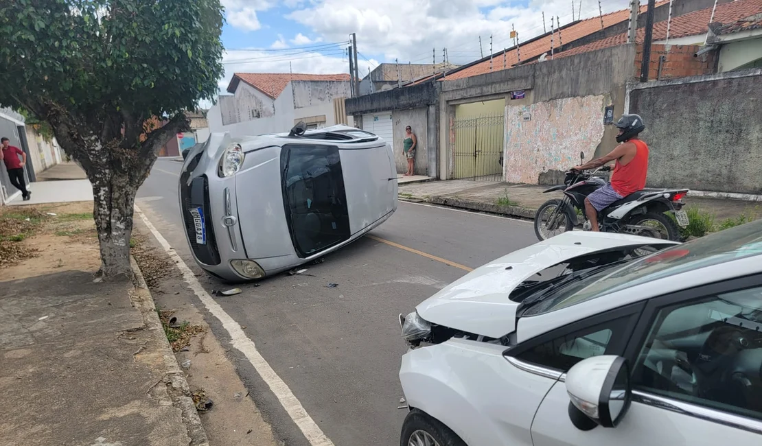 Veículo tomba após ser atingido por outro carro em cruzamento