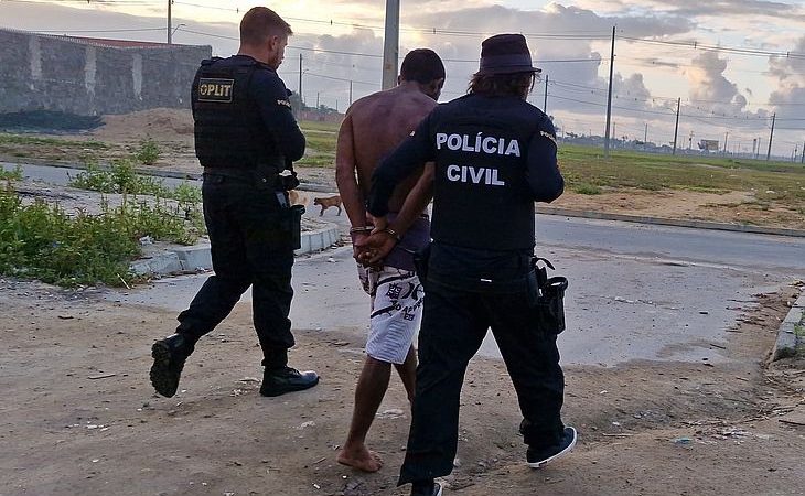 Polícia prende dois e apreende um por tentarem matar jovem com facão e machado, em Rio Largo