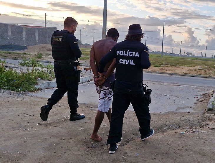 Polícia prende dois e apreende um por tentarem matar jovem com facão e machado, em Rio Largo