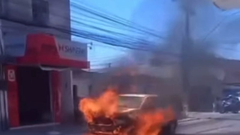 Carro pega fogo na principal avenida do Feitosa, em Maceió