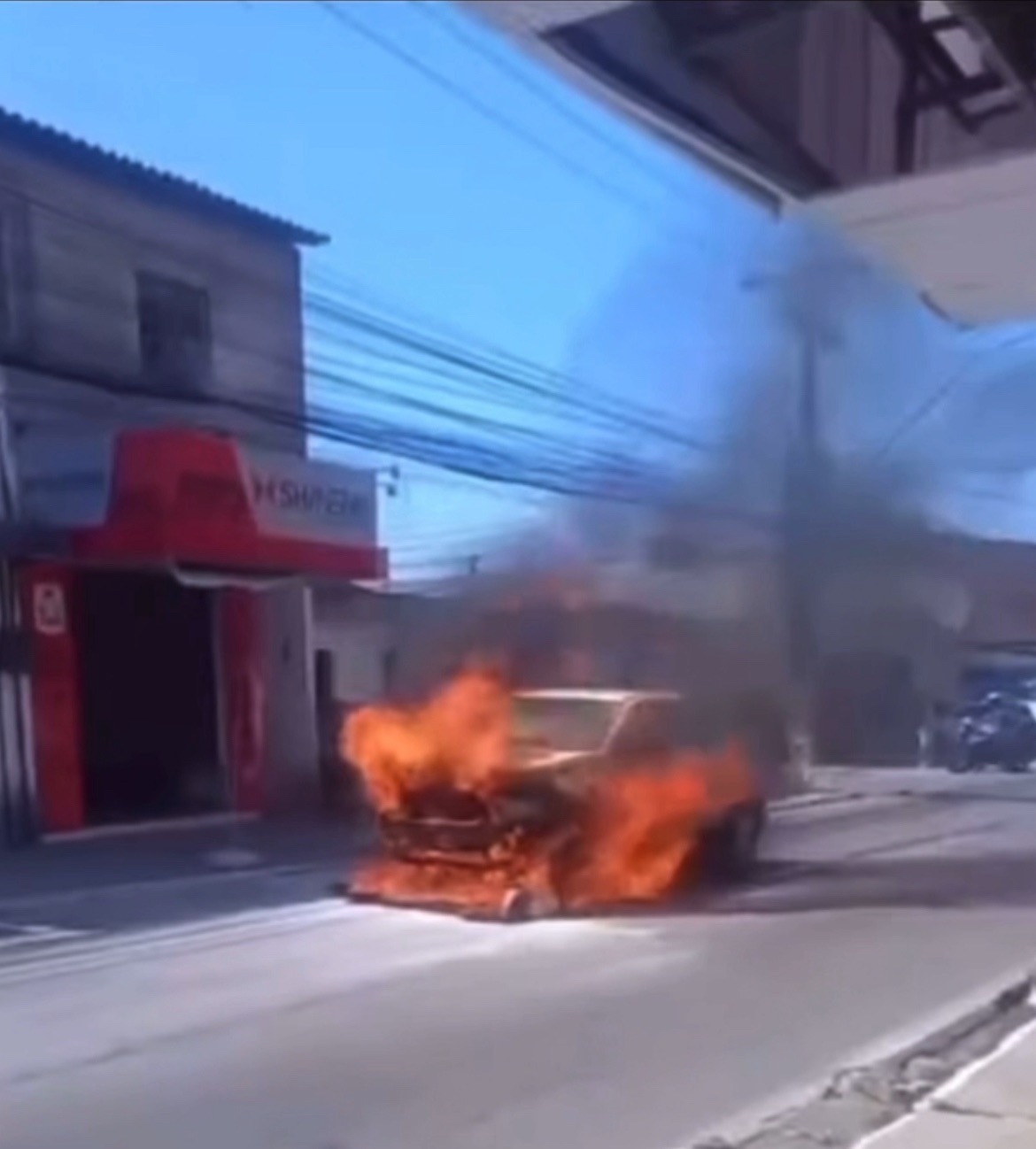 Carro pega fogo na principal avenida do Feitosa, em Maceió