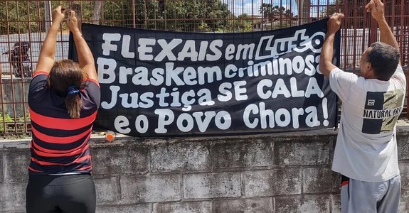 Em canteiro de obras da Braskem, moradores dos Flexais protestam por realocação e contra revitalização