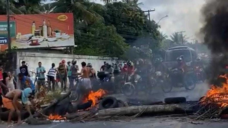 Moradores de Ipioca fecham AL-101 Norte em protesto contra falta d’água