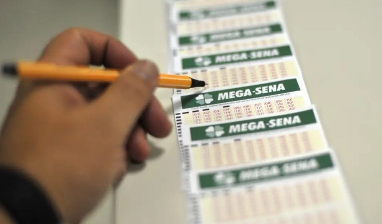 Mega-Sena acumula e próximo vencedor pode receber R$ 140 milhões; veja dezenas sorteadas