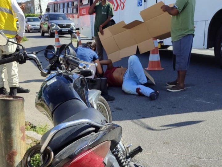 Condutor de moto tem fratura exposta após colisão com carro no Jacintinho