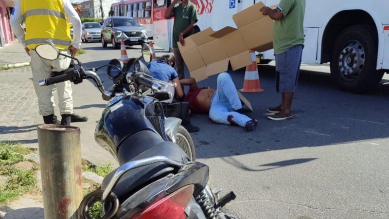 Condutor de moto tem fratura exposta após colisão com carro no Jacintinho