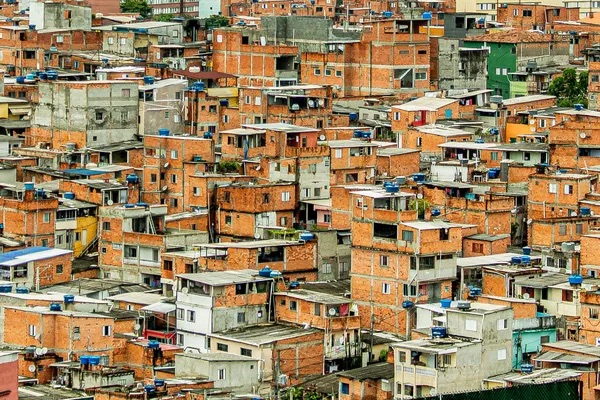 População que vive em favelas cresce e chega a 8,1%, mostra Censo; no Norte, são 19%