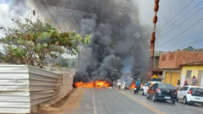 Moradores de Riacho Doce bloqueiam rodovia em protesto pela falta de energia elétrica, causando congestionamento e impasse com equipes de segurança.